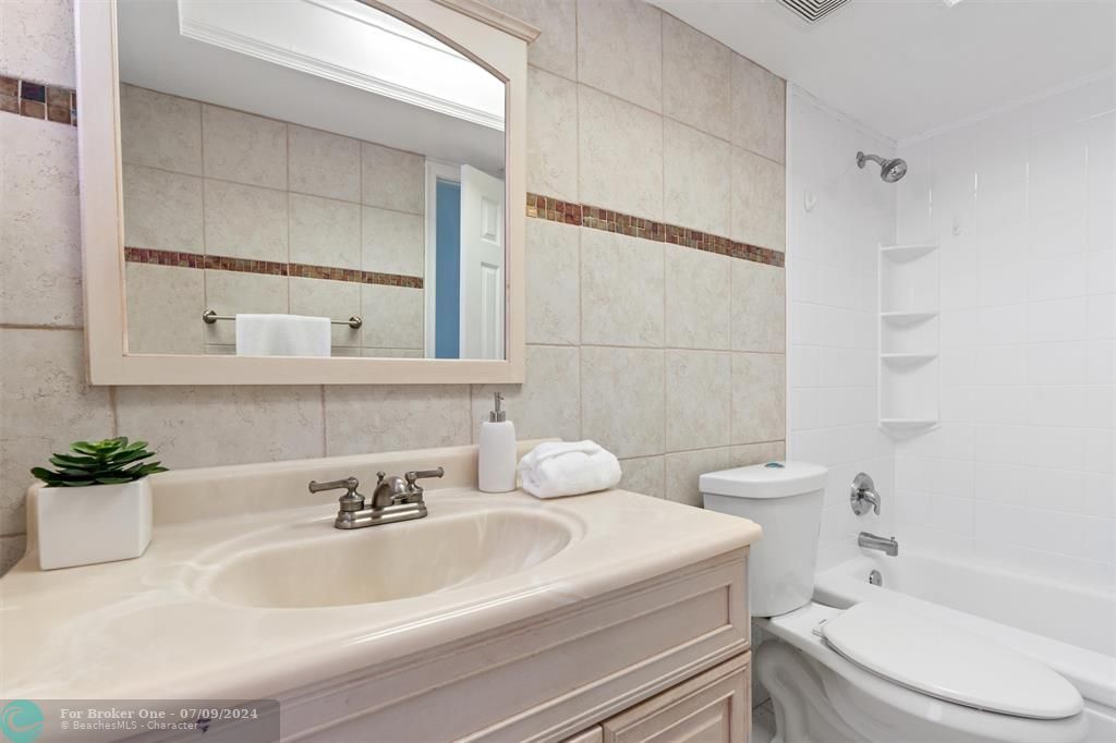 最近售出: $639,000 (4 贝兹, 2 浴室, 1957 平方英尺)