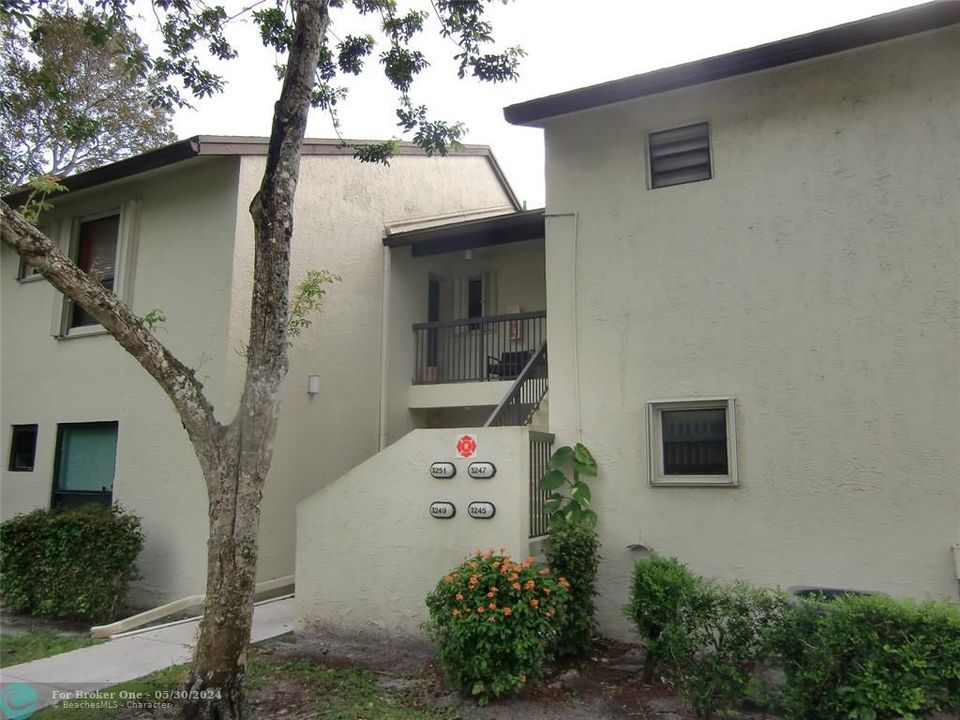 For Sale: $265,000 (2 beds, 2 baths, 955 Square Feet)