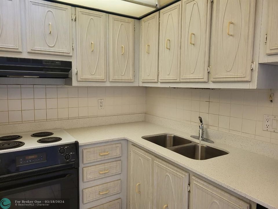 For Sale: $136,000 (2 beds, 2 baths, 982 Square Feet)