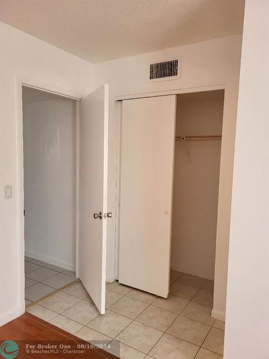 For Sale: $136,000 (2 beds, 2 baths, 982 Square Feet)