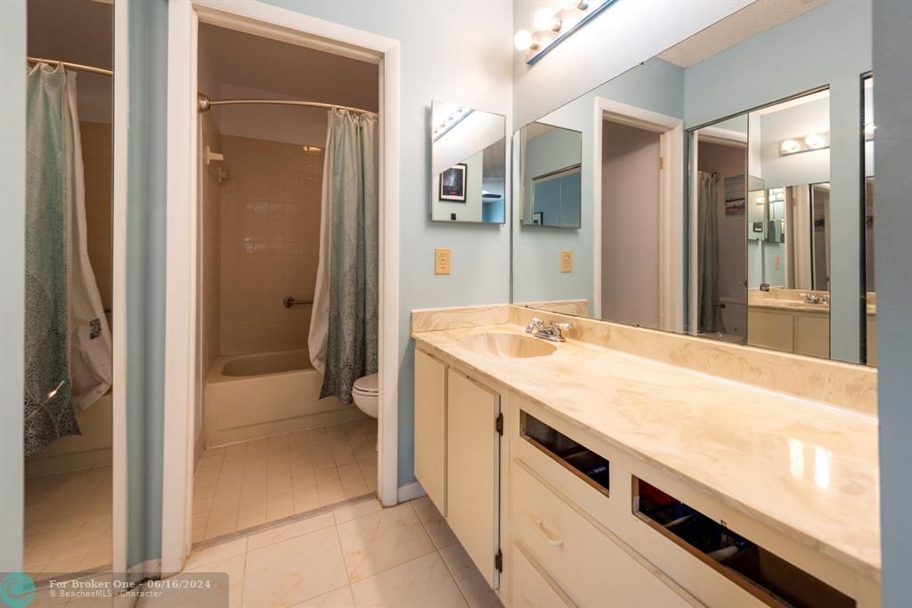 最近售出: $291,500 (2 贝兹, 2 浴室, 1060 平方英尺)