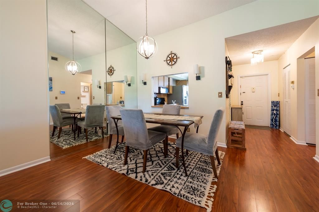 Recently Sold: $291,500 (2 beds, 2 baths, 1060 Square Feet)