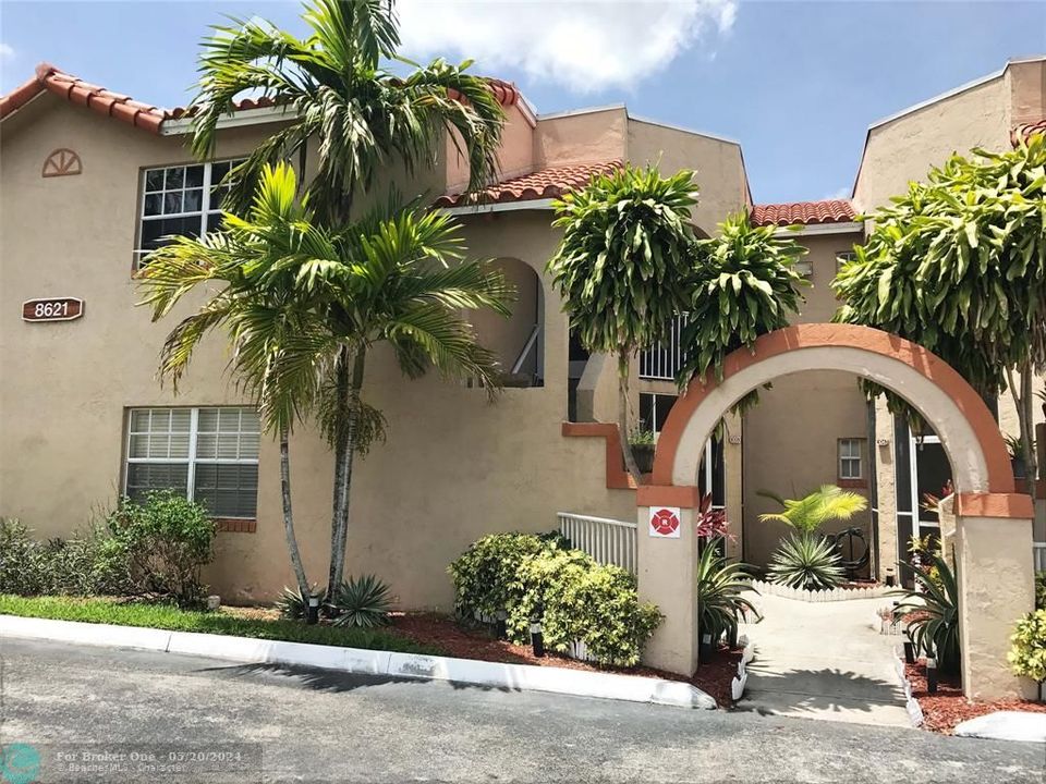 Recently Rented: $2,295 (2 beds, 2 baths, 985 Square Feet)