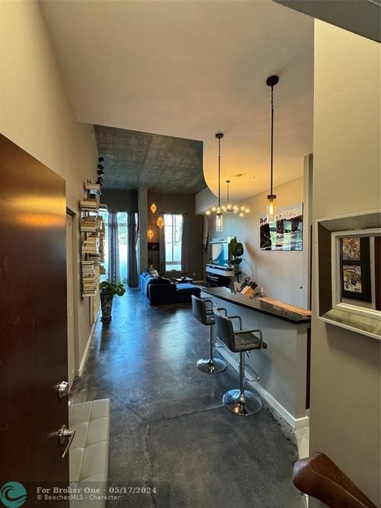 For Sale: $359,900 (1 beds, 1 baths, 1083 Square Feet)