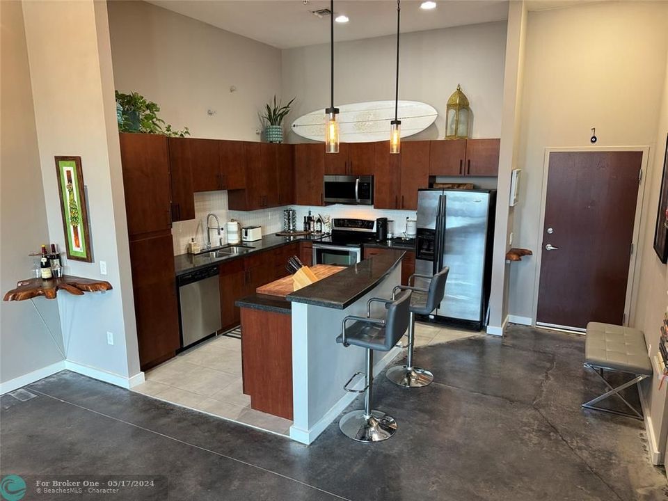 For Sale: $359,900 (1 beds, 1 baths, 1083 Square Feet)