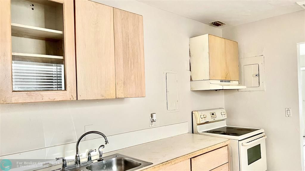 For Sale: $1,800 (2 beds, 1 baths, 1240 Square Feet)