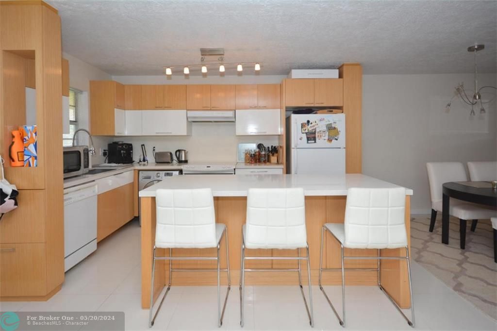 Recently Rented: $2,400 (2 beds, 2 baths, 978 Square Feet)