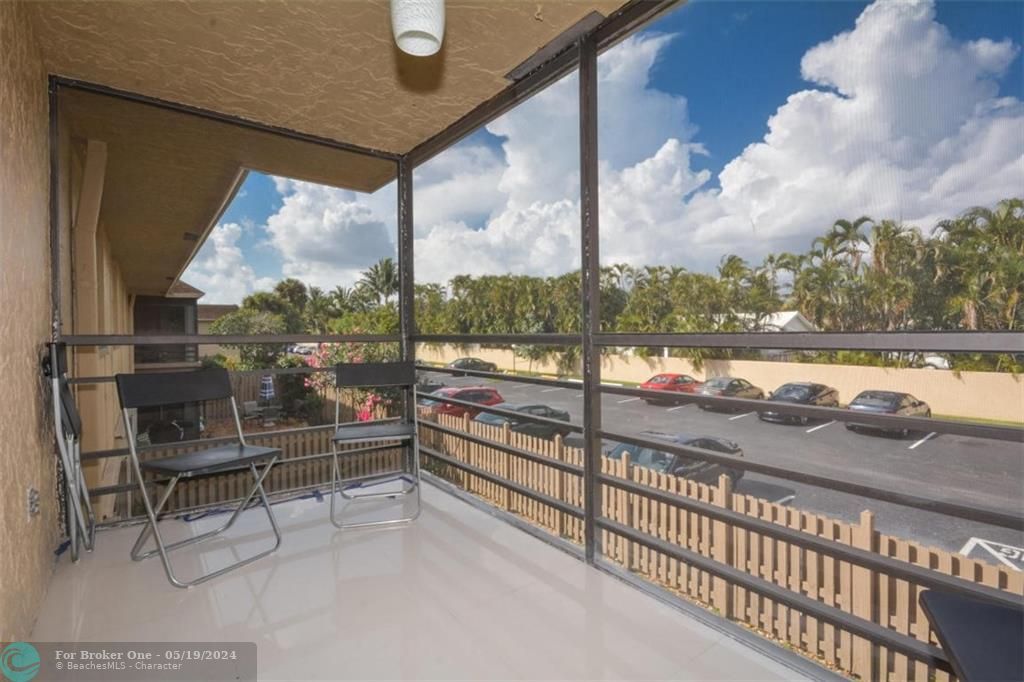 Active With Contract: $2,400 (2 beds, 2 baths, 978 Square Feet)
