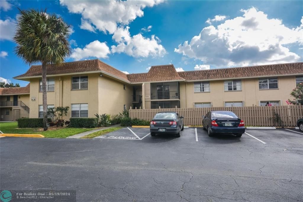 Active With Contract: $2,400 (2 beds, 2 baths, 978 Square Feet)