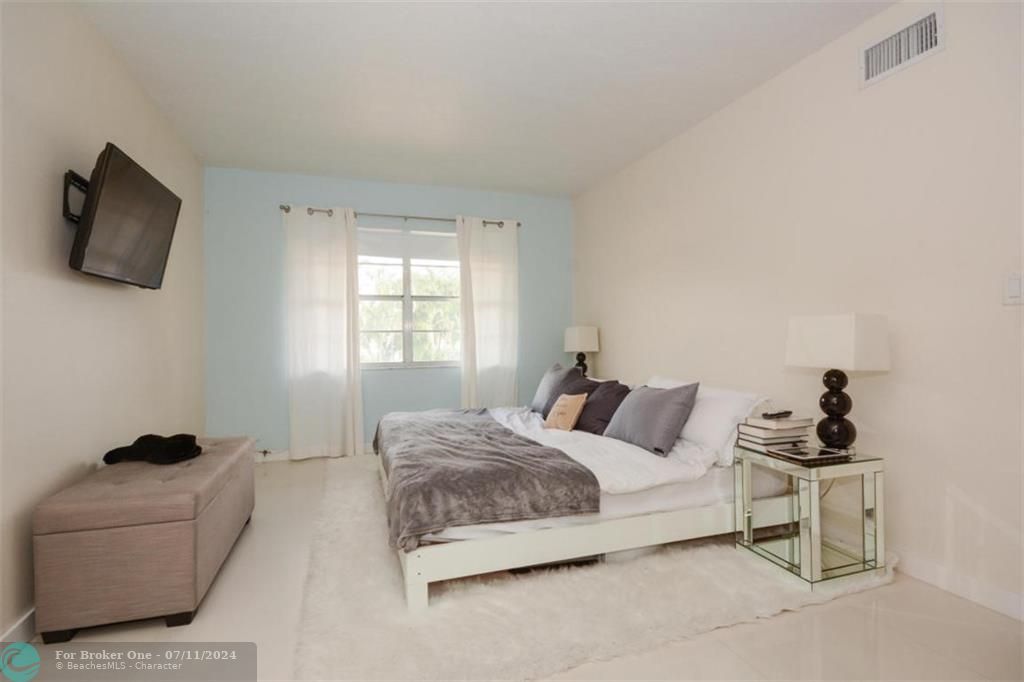 Recently Rented: $2,400 (2 beds, 2 baths, 978 Square Feet)