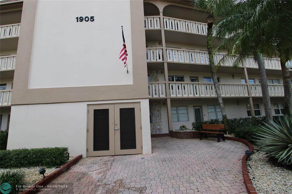 Active With Contract: $179,990 (2 beds, 2 baths, 1000 Square Feet)