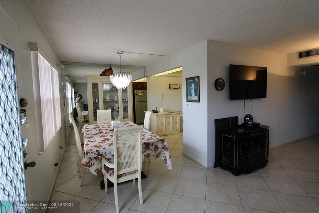 Active With Contract: $179,990 (2 beds, 2 baths, 1000 Square Feet)