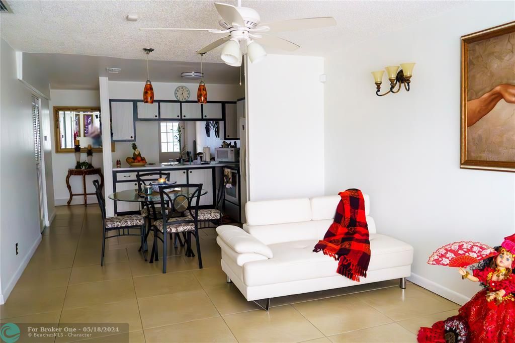 For Sale: $299,900 (2 beds, 2 baths, 1284 Square Feet)