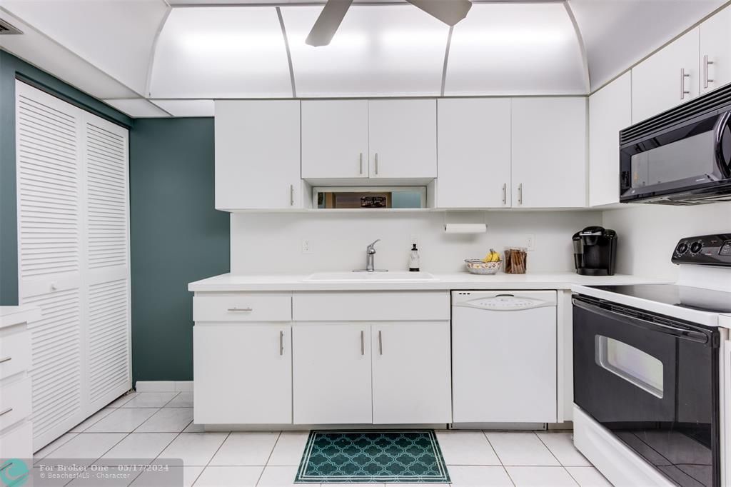 Active With Contract: $348,000 (1 beds, 1 baths, 900 Square Feet)