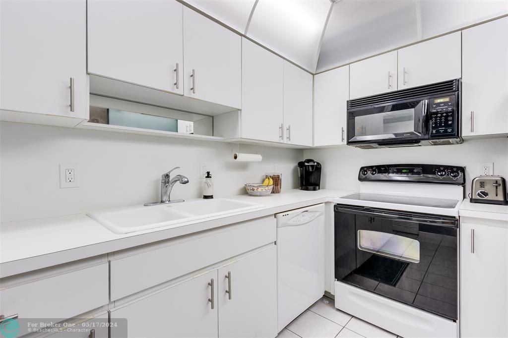 For Sale: $348,000 (1 beds, 1 baths, 900 Square Feet)