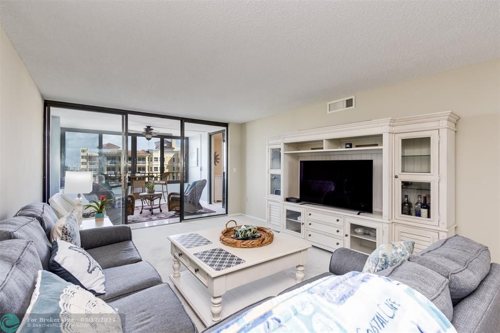 Active With Contract: $348,000 (1 beds, 1 baths, 900 Square Feet)