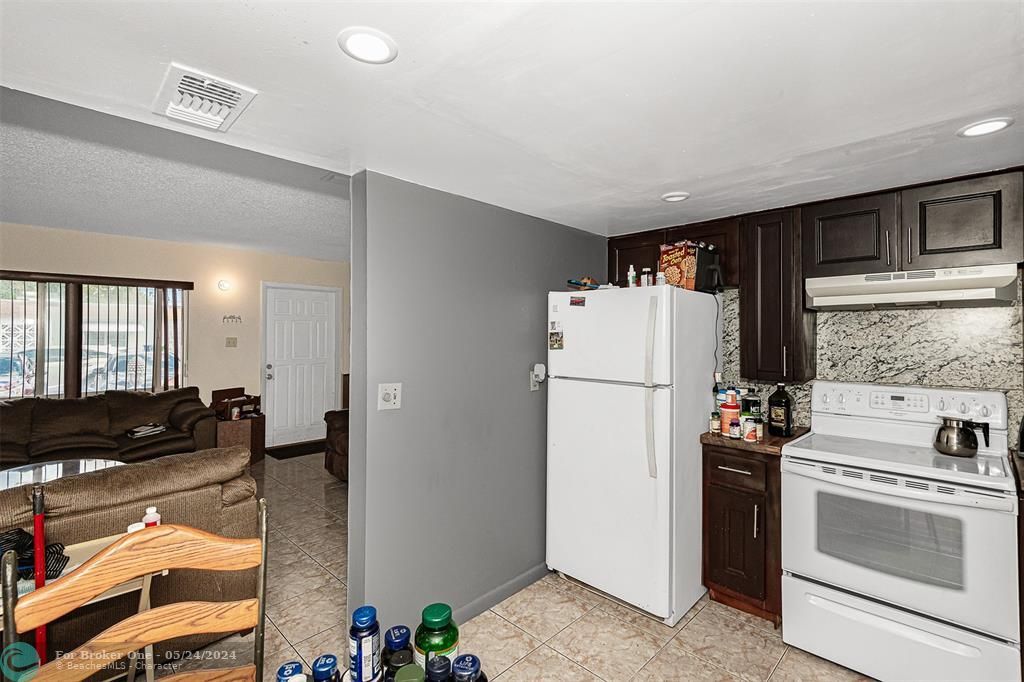 For Sale: $324,900 (2 beds, 2 baths, 985 Square Feet)