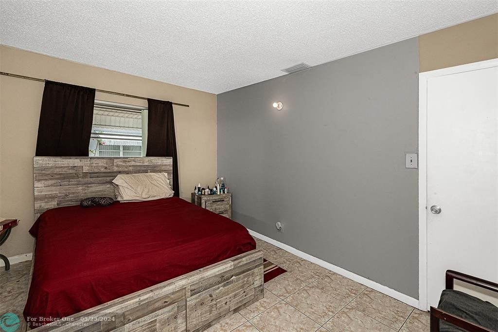 For Sale: $324,900 (2 beds, 2 baths, 985 Square Feet)
