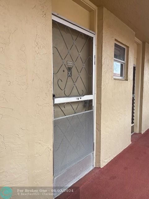 For Rent: $1,600 (1 beds, 1 baths, 940 Square Feet)