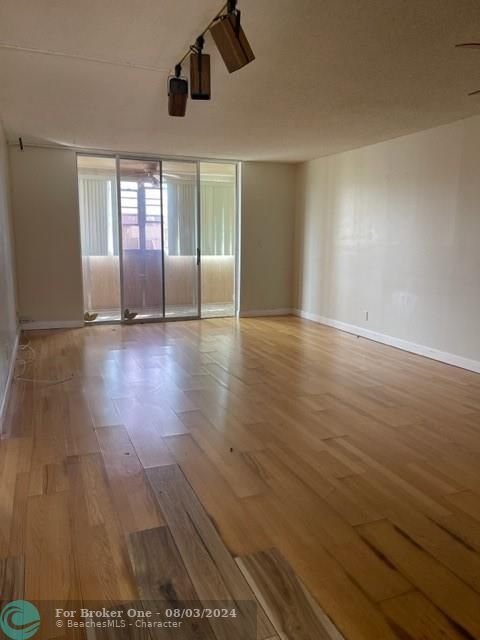 For Rent: $1,600 (1 beds, 1 baths, 940 Square Feet)