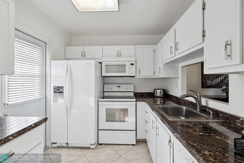 For Sale: $175,000 (2 beds, 2 baths, 944 Square Feet)