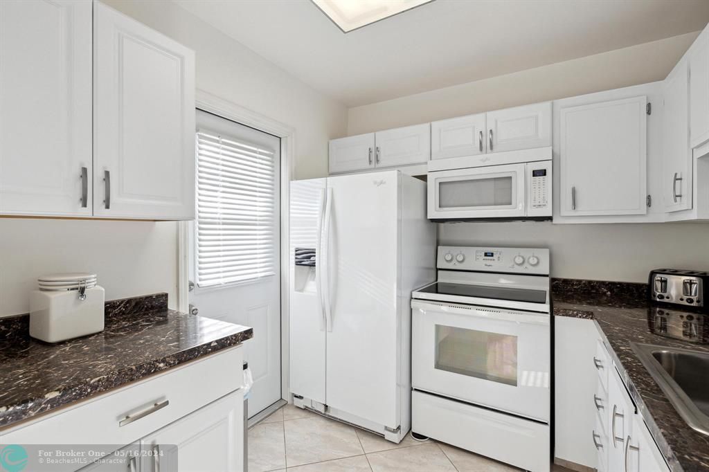 For Sale: $175,000 (2 beds, 2 baths, 944 Square Feet)