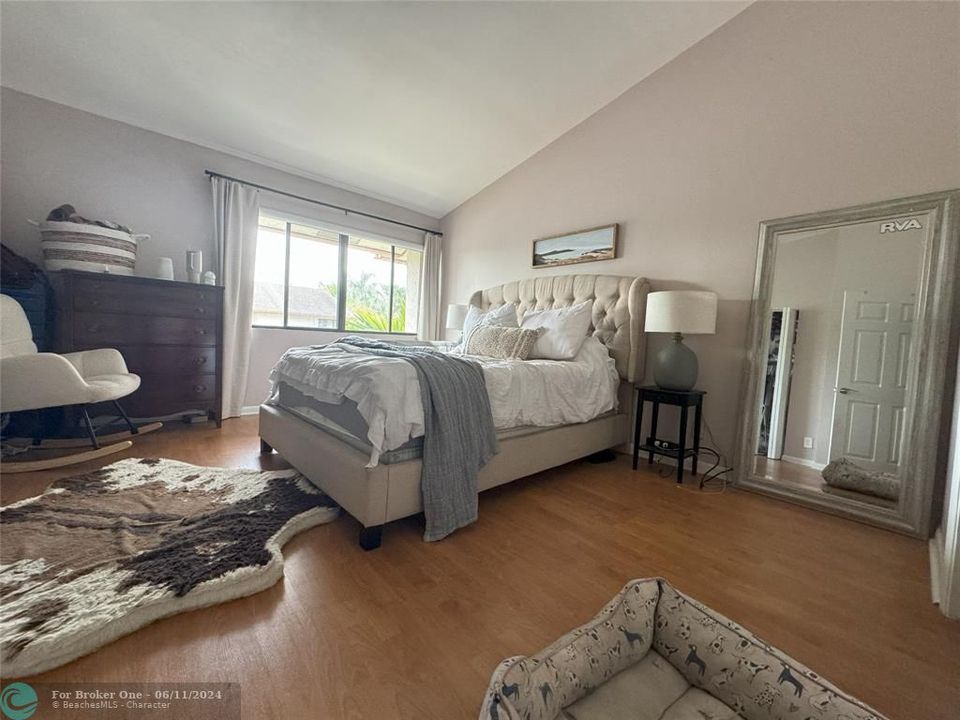 Recently Sold: $360,000 (2 beds, 1 baths, 1328 Square Feet)