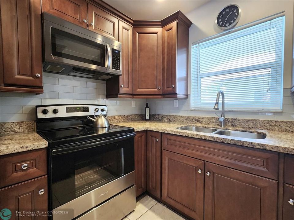 For Sale: $369,000 (1 beds, 1 baths, 700 Square Feet)