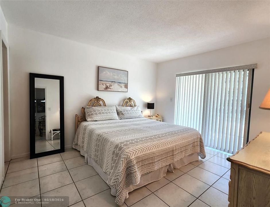 For Sale: $369,000 (1 beds, 1 baths, 700 Square Feet)