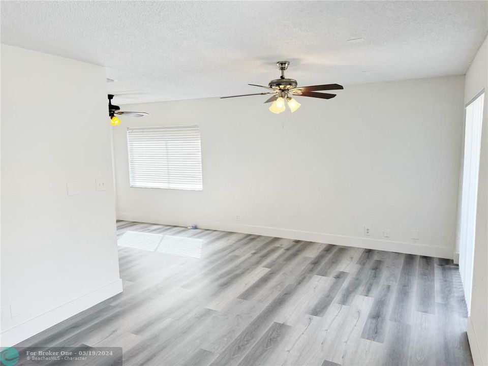 Active With Contract: $1,950 (2 beds, 2 baths, 868 Square Feet)