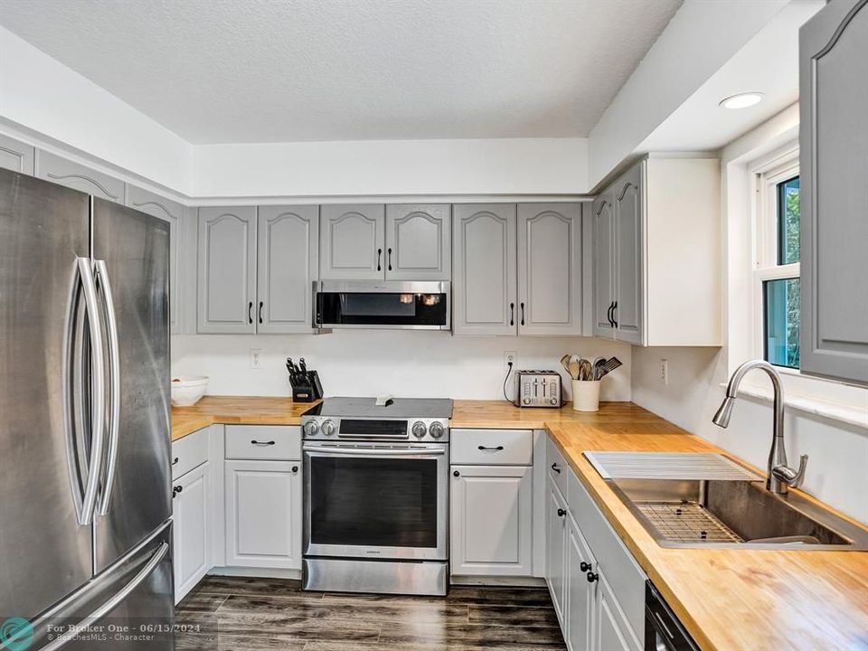 Active With Contract: $675,000 (4 beds, 2 baths, 1723 Square Feet)