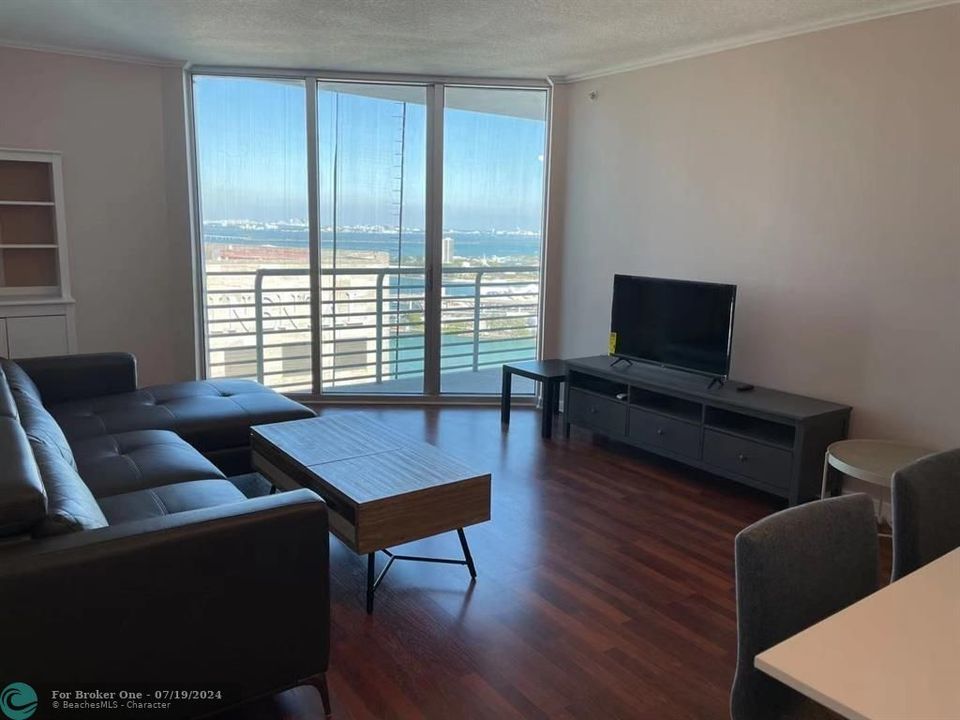 For Rent: $2,900 (1 beds, 1 baths, 846 Square Feet)
