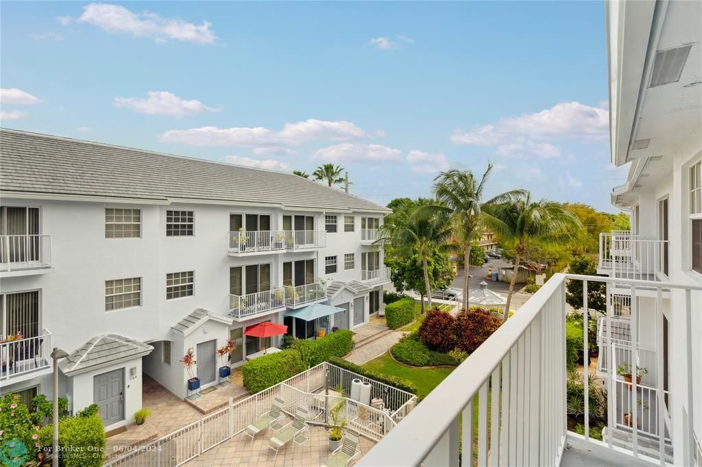 Active With Contract: $695,000 (3 beds, 3 baths, 2294 Square Feet)