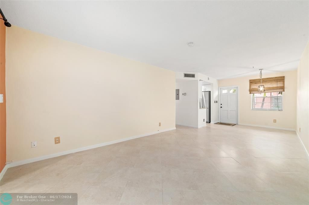 For Sale: $144,900 (1 beds, 1 baths, 727 Square Feet)