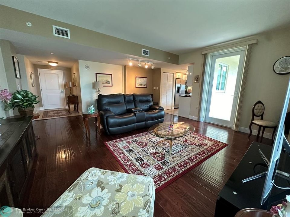 For Sale: $375,000 (1 beds, 1 baths, 846 Square Feet)