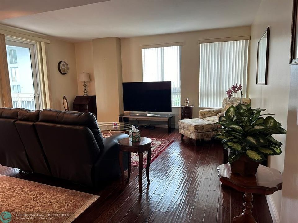 For Sale: $365,000 (1 beds, 1 baths, 846 Square Feet)