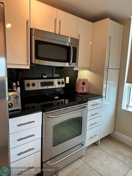 For Sale: $365,000 (1 beds, 1 baths, 846 Square Feet)