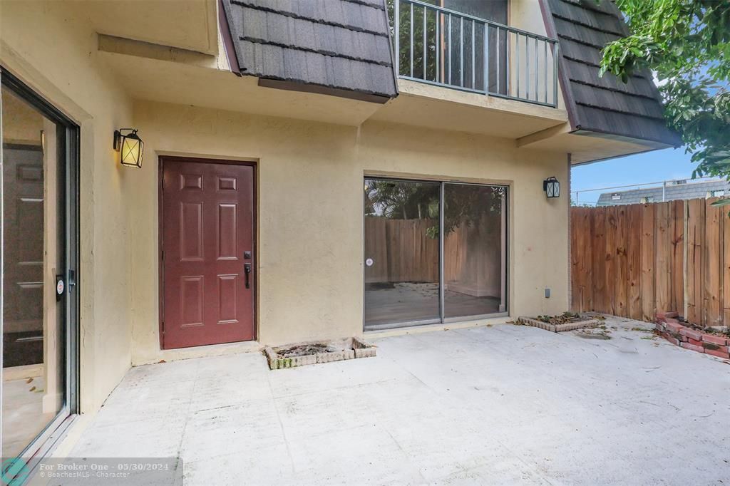 Active With Contract: $309,900 (2 beds, 1 baths, 1272 Square Feet)
