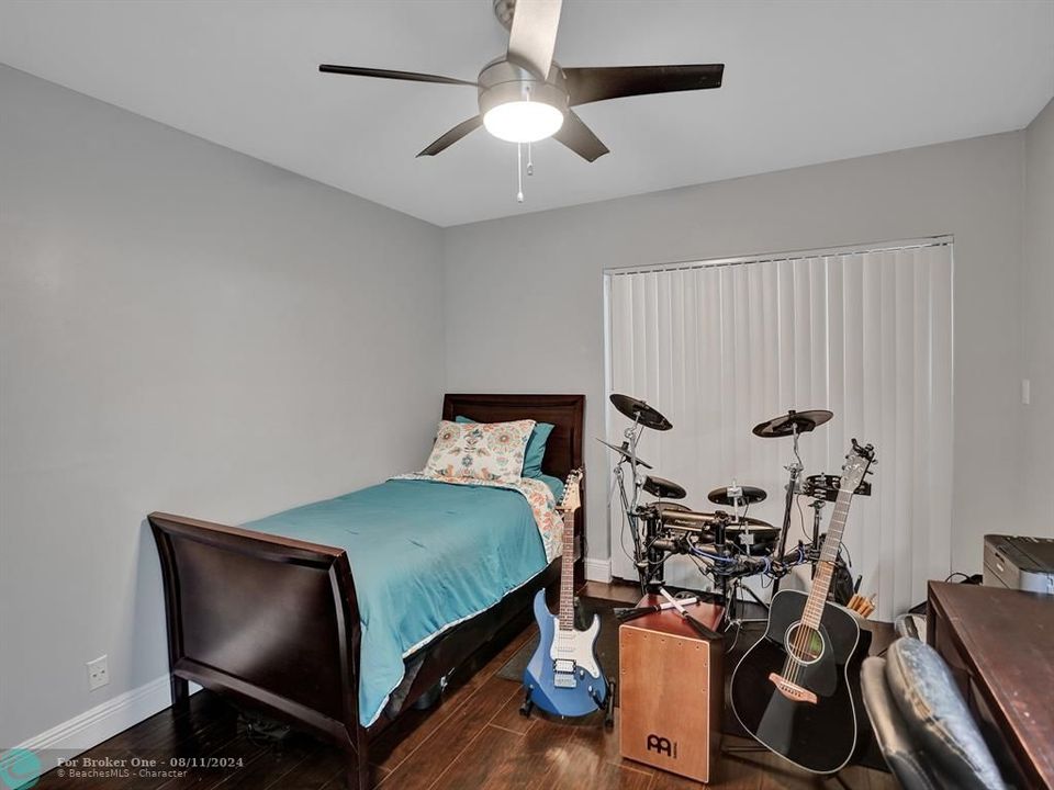 Recently Sold: $350,000 (2 beds, 2 baths, 1086 Square Feet)