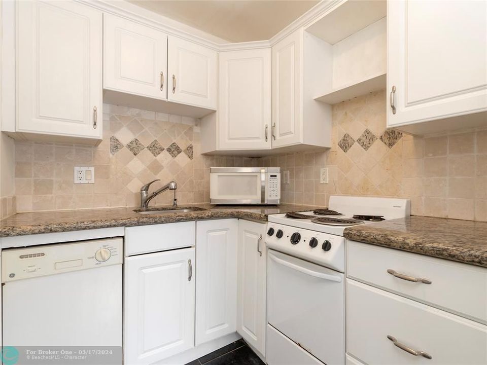 Recently Sold: $179,900 (1 beds, 1 baths, 588 Square Feet)