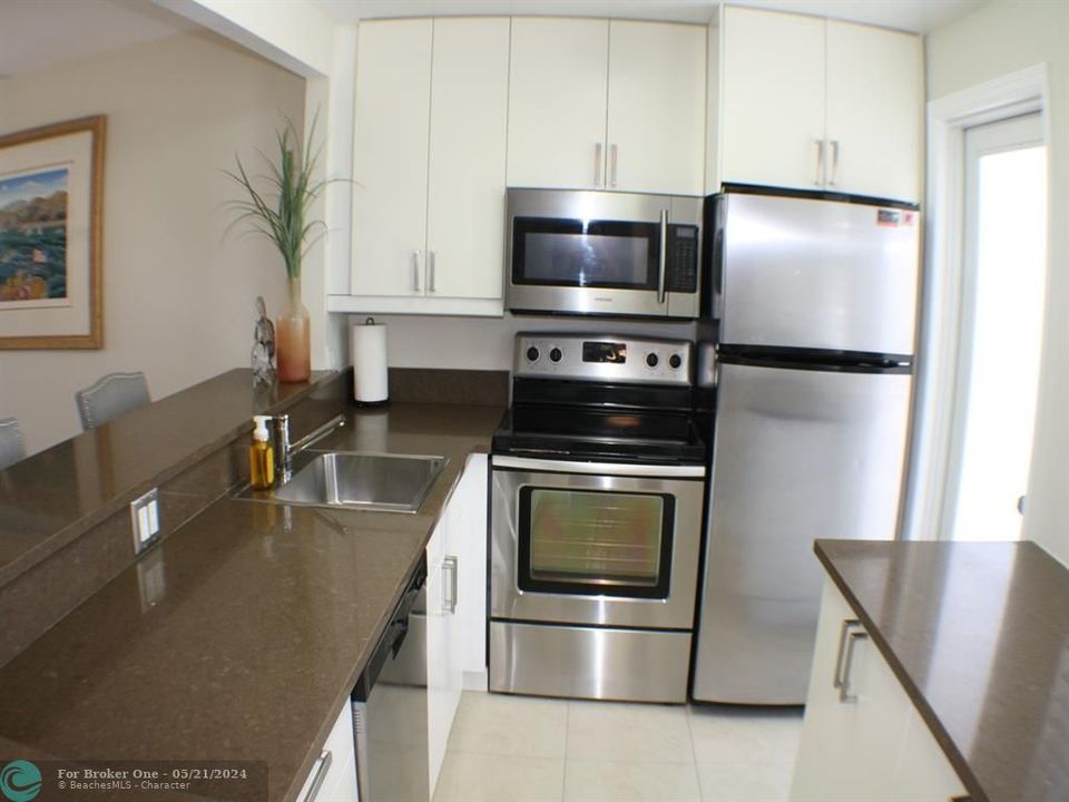 For Sale: $299,999 (1 beds, 1 baths, 775 Square Feet)