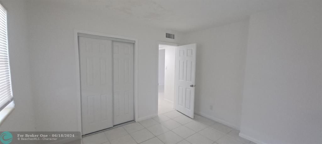 Active With Contract: $1,600 (2 beds, 1 baths, 872 Square Feet)