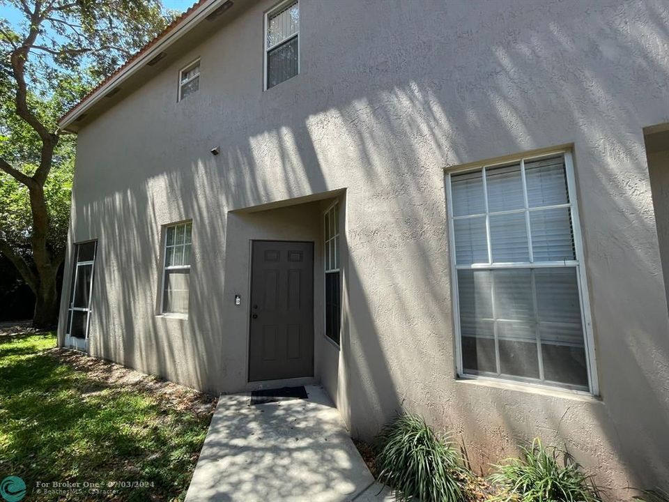 Recently Rented: $3,200 (3 beds, 2 baths, 1694 Square Feet)