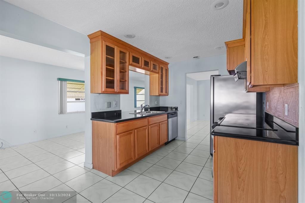 For Sale: $349,000 (2 beds, 2 baths, 1574 Square Feet)