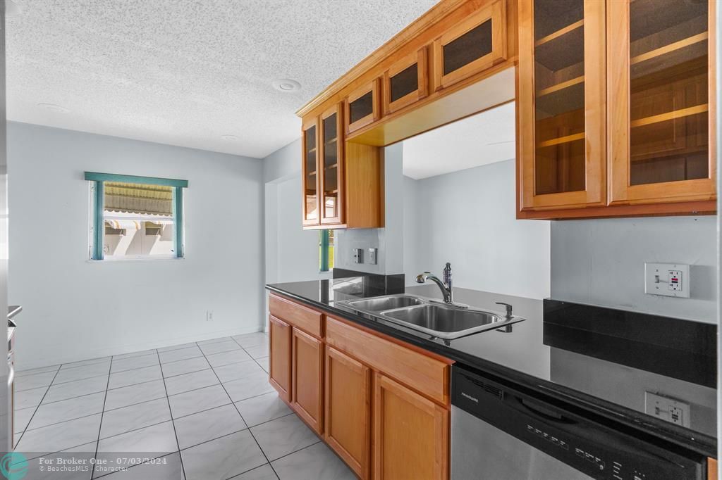 For Sale: $349,000 (2 beds, 2 baths, 1574 Square Feet)