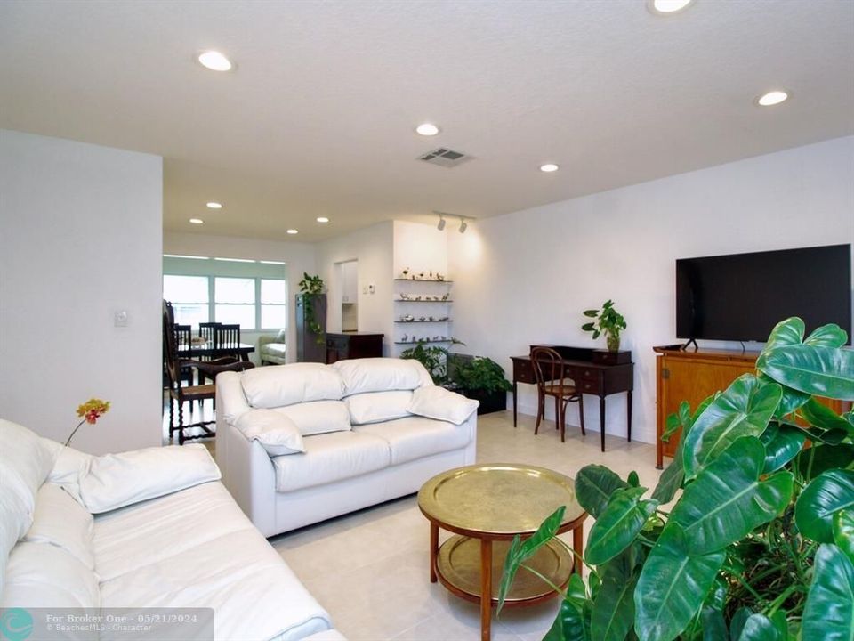For Sale: $398,500 (2 beds, 2 baths, 1317 Square Feet)