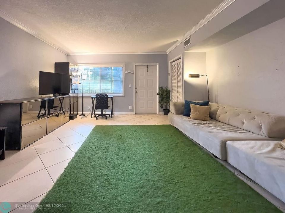 For Rent: $2,500 (1 beds, 1 baths, 570 Square Feet)