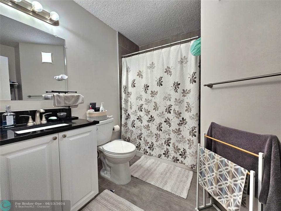 Active With Contract: $2,295 (2 beds, 2 baths, 1246 Square Feet)