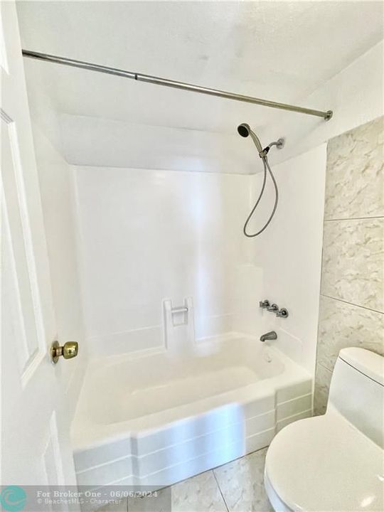 Active With Contract: $234,990 (1 beds, 1 baths, 723 Square Feet)
