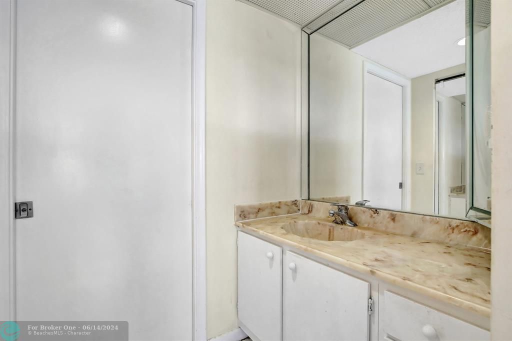 Active With Contract: $219,000 (2 beds, 2 baths, 1192 Square Feet)